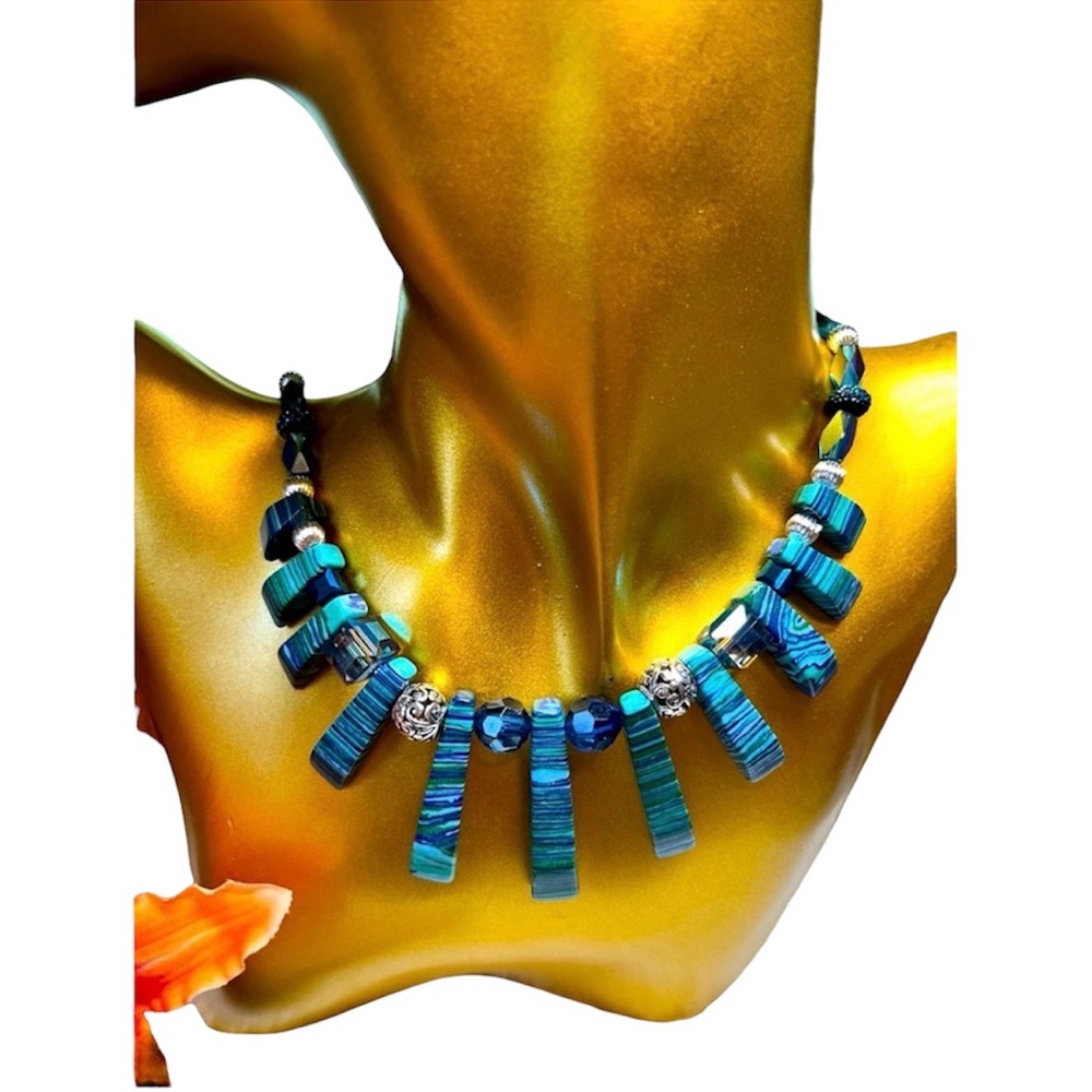 ✨🌹stunning graduated blue necklace -NWOT